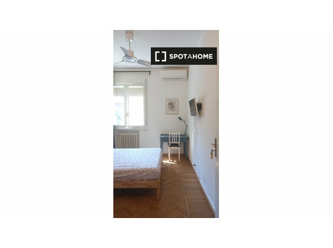 Chambre à louer dans un appartement de 3 chambres à Bologne - À louer