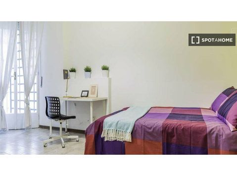 Aluga-se quarto em apartamento de 3 quartos em Bolonha - Aluguel