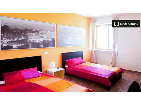 Pokój do wynajęcia w mieszkaniu z 4 sypialniami w Bolonii - Do wynajęcia