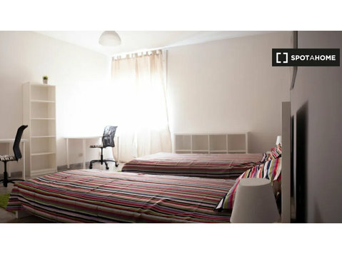 Bologna'da 4 yatak odalı dairede kiralık oda - Kiralık