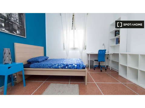 Chambre à louer dans un appartement de 4 chambres à Bologne - À louer