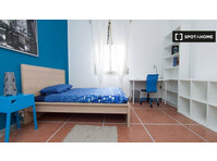 Bologna'da 4 yatak odalı dairede kiralık oda - Kiralık