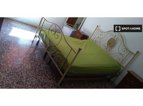 Se alquila habitación en piso de 4 habitaciones en Bolonia - Alquiler