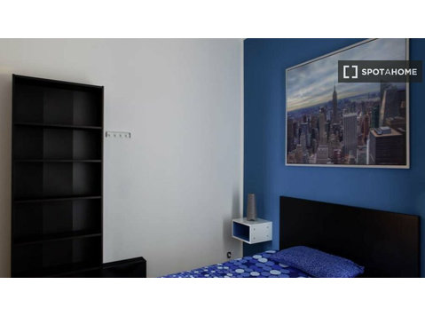 Aluga-se quarto em apartamento de 4 quartos em Bolonha - Aluguel