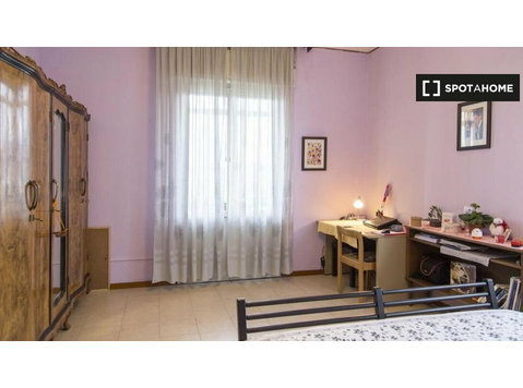 Pokój do wynajęcia w 4-pokojowe mieszkanie w Bolognina,… - Do wynajęcia