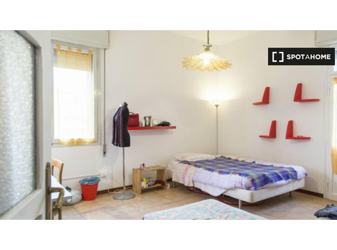 Quarto para alugar em apartamento de 4 quartos em Bolonha,… - Aluguel