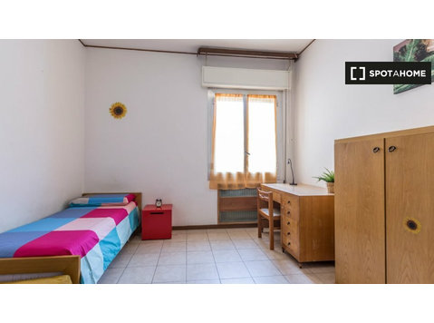 Zimmer zu vermieten in 4-Zimmer-Wohnung in Bolognina,… - Zu Vermieten