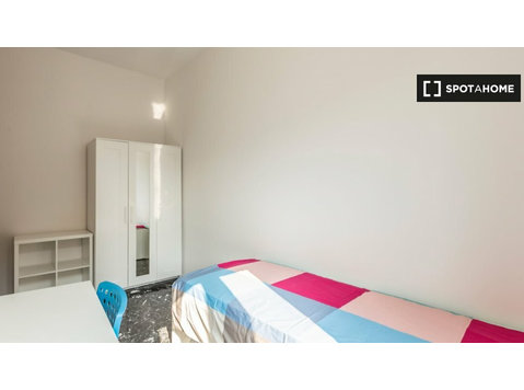 Zimmer zu vermieten in 4-Zimmer-Wohnung in Bolognina - Zu Vermieten