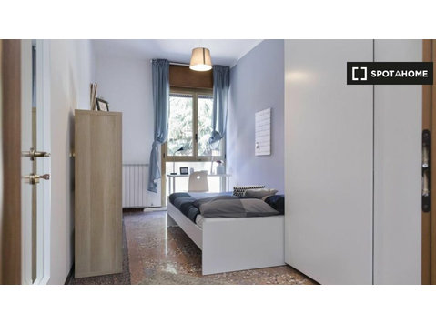Room for rent in 5-bedroom apartment in Bologna - For Rent