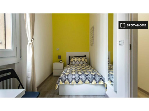 Room for rent in 5-bedroom apartment in Bologna - De inchiriat