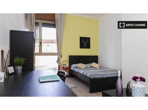 Bologna'da 5 yatak odalı dairede kiralık oda - Kiralık