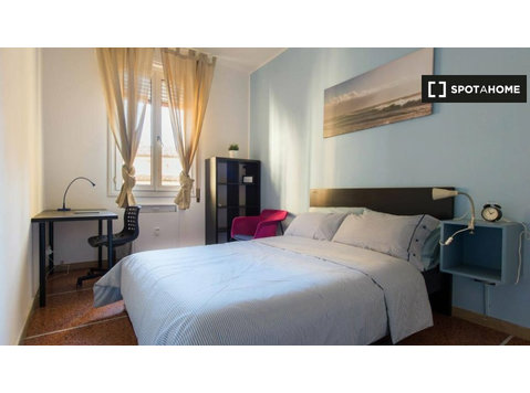 Pokój do wynajęcia w 5-pokojowym mieszkaniu w Bolonii - Do wynajęcia