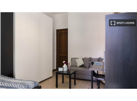 Bologna'da 5 yatak odalı dairede kiralık oda - Kiralık
