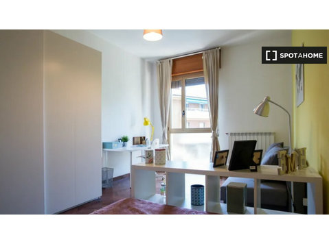 Room for rent in 6-bedroom apartment in Bologna - 임대