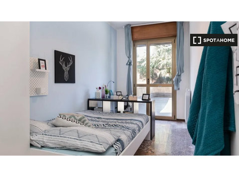 Chambre à louer dans un appartement de 6 chambres à Bologne - À louer