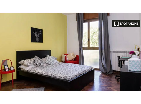 Zimmer zu vermieten in 6-Zimmer-Wohnung in Bologna - Zu Vermieten