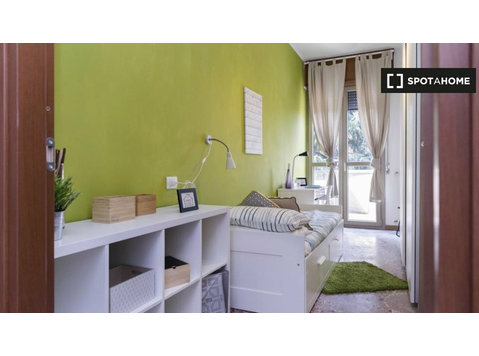 Zimmer zu vermieten in 6-Zimmer-Wohnung in Bologna - Zu Vermieten