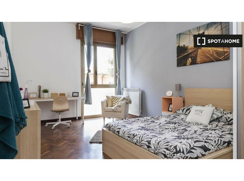 Room for rent in 6-bedroom apartment in Bologna - De inchiriat