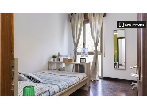 Bologna'da 6 yatak odalı dairede kiralık oda - Kiralık