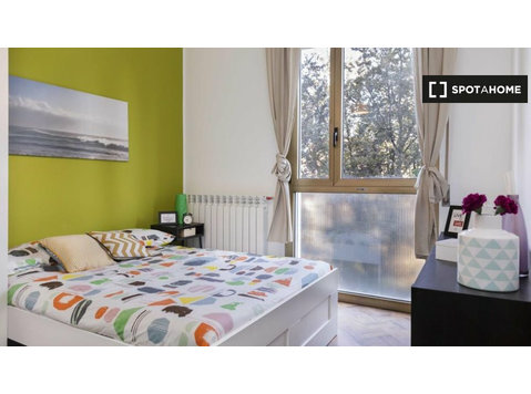 Room for rent in 6-bedroom apartment in Bologna - الإيجار