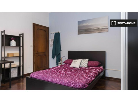 Room for rent in 7-bedroom apartment in Bologna - Za iznajmljivanje