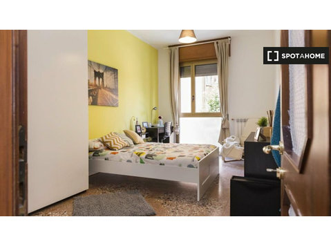 Bologna'da 7 yatak odalı dairede kiralık oda - Kiralık