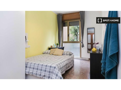 Room for rent in 7-bedroom apartment in Bologna - Vuokralle