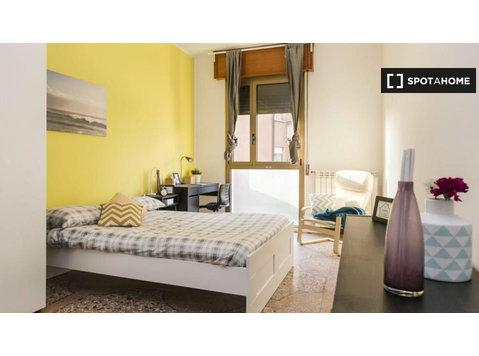 Room for rent in 7-bedroom apartment in Bologna - K pronájmu