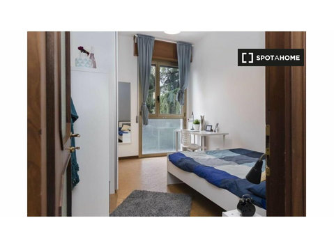 Bologna'da 7 yatak odalı dairede kiralık oda - Kiralık