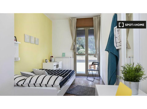 Aluga-se quarto em apartamento de 7 quartos em Bolonha - Aluguel