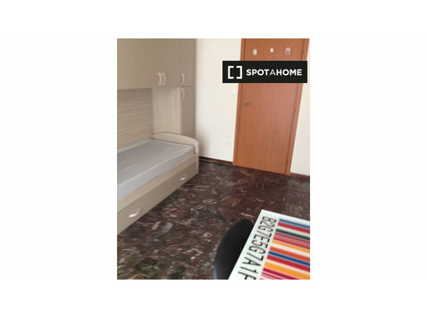Chambre dans un appartement de 4 chambres, Bolognina,… - À louer