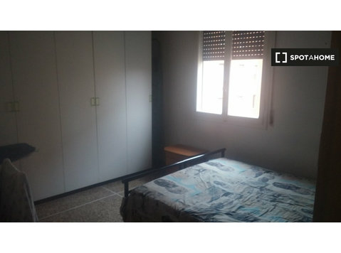 Rooms for rent in 2-bedroom apartment in Bologna - De inchiriat