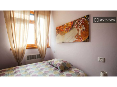 Bologna'da 4 yatak odalı dairede kiralık odalar - Kiralık