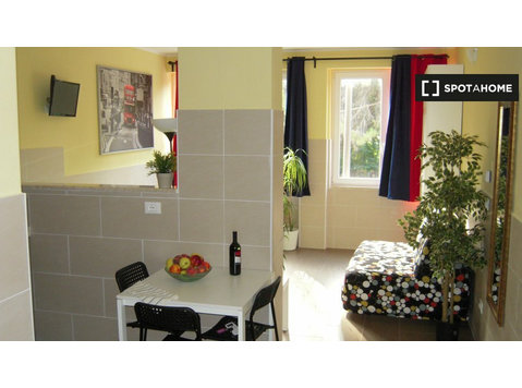 Bright studio apartment for rent in Corticella, Bologna - Lejligheder