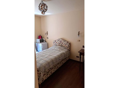 Room in Via dal Luzzo, Bologna for 200 m² with 3 bedrooms - Apartments