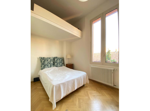 Room in Via dell'Indipendenza, Bologna for 85 m² with 2… - Apartments