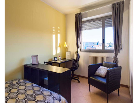 Stanza in Via Del Lavoro - Apartments