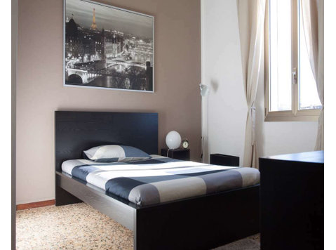 Stanza in Via Pompeo Vizzani - Apartments