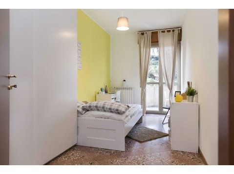 Stanza in Viale Giovanni Vicini - Apartments