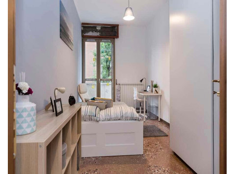 Stanza in Viale Giovanni Vicini - Apartments