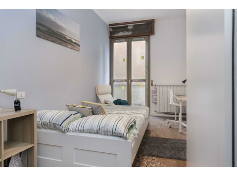Stanza in Viale Giovanni Vicini - Apartments