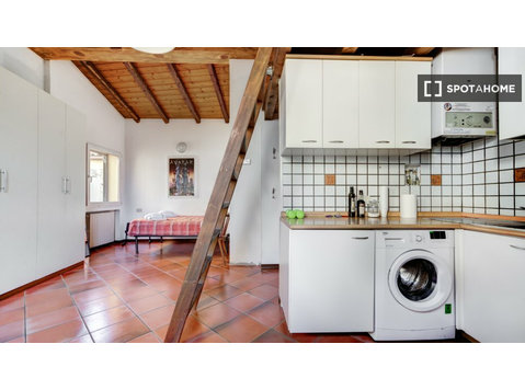 Studio apartment for rent in Bologna - דירות