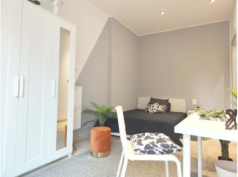 Viale Quirico Filopanti 4 - Stanza 170 - آپارتمان ها