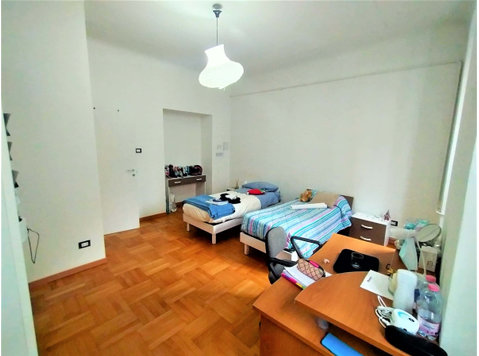 Room in Via del Toro, Trieste for 100 m² with 3 bedrooms - Apartments