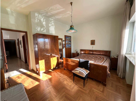 Stanza A in Via del Lloyd, Trieste di 134 m² con 3 camere - Apartments