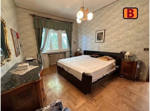 Stanza B in Via del Lloyd, Trieste di 134 m² con 3 camere - Apartments