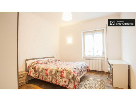 Luftiges Zimmer in 3-Schlafzimmer-Wohnung in Torre Gaia, Rom - Zu Vermieten