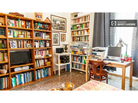 Quarto sedutor em apartamento em Nomentano, Roma - Aluguel