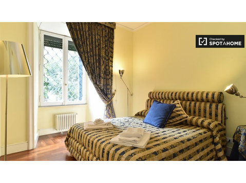 Belo quarto em apartamento de 3 quartos em Flaminio, Roma - Aluguel