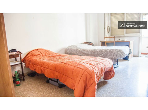 Bed for rent in a shared room  in San Giovanni, Rome - Til Leie